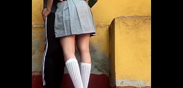  ADOLESCENTES ESTUDIANTES COGEN en PUBLICO, En el PATIO de ATRÁS de la ESCUELA Antes de la Cuarentena, COLEGIALA MEXICANA Se COME TODO EL SEMEN, LE DEJA BIEN LIMPIA LA VERGA